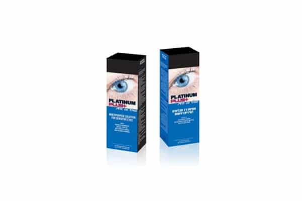 שתי קופסאות של תמיסה - תמיסת עדשות מגע Platinum Plus, כל אחת עם תמונה של עין כחולה באריזה כחולה ושחורה.