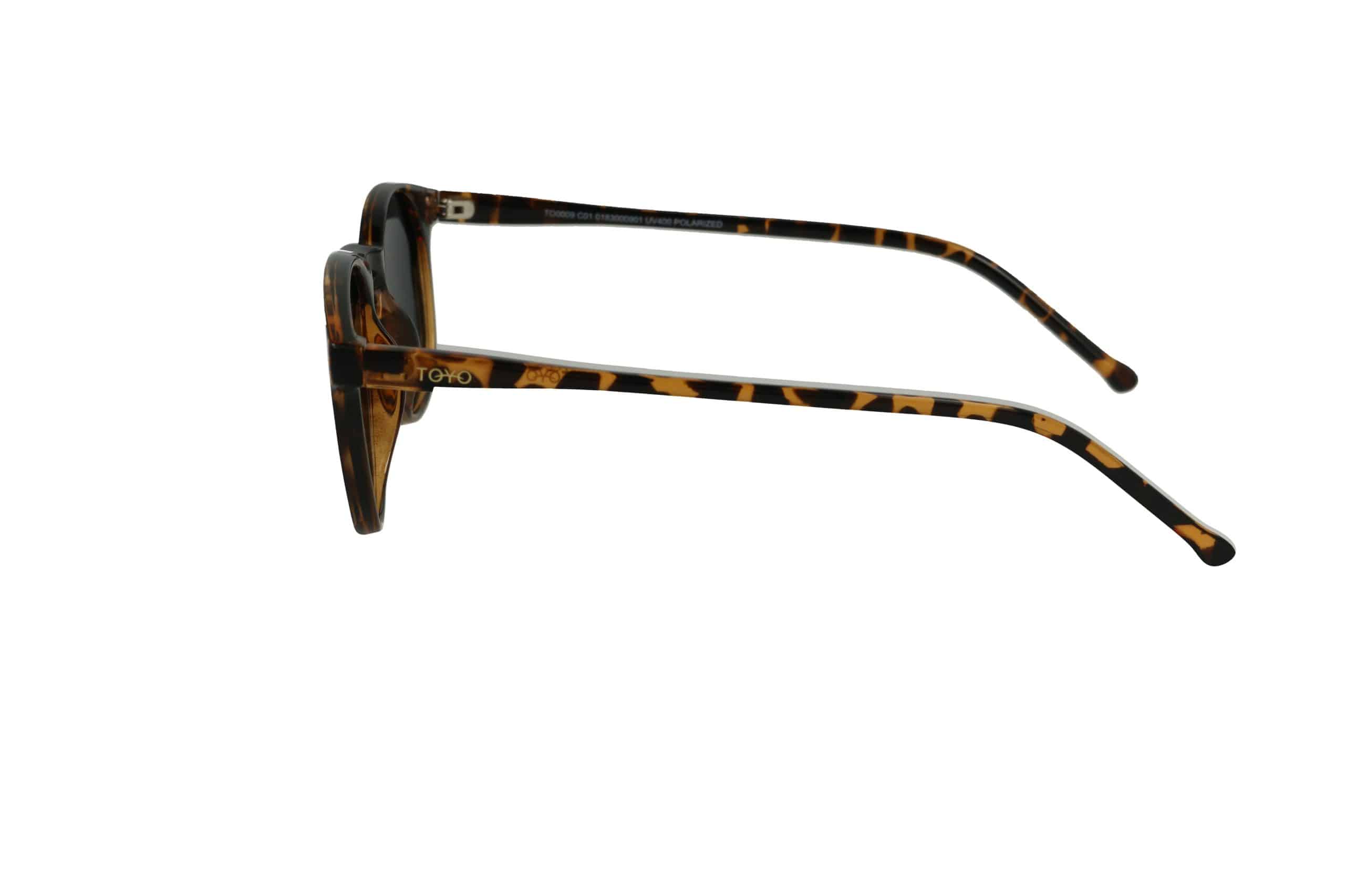 מבט צדדי של משקפיים עם מסגרת עגולה בדוגמת צדף, בסגנון דומה למשקפי שמש פלסטיק, על רקע לבן.