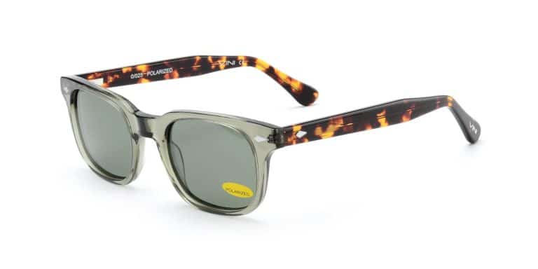 משקפי שמש מלבניים עם עדשות ירוקות, מסגרת אפור-שקופה וזרועות בצבע צבאי בסגנון ירוק-שקוף.