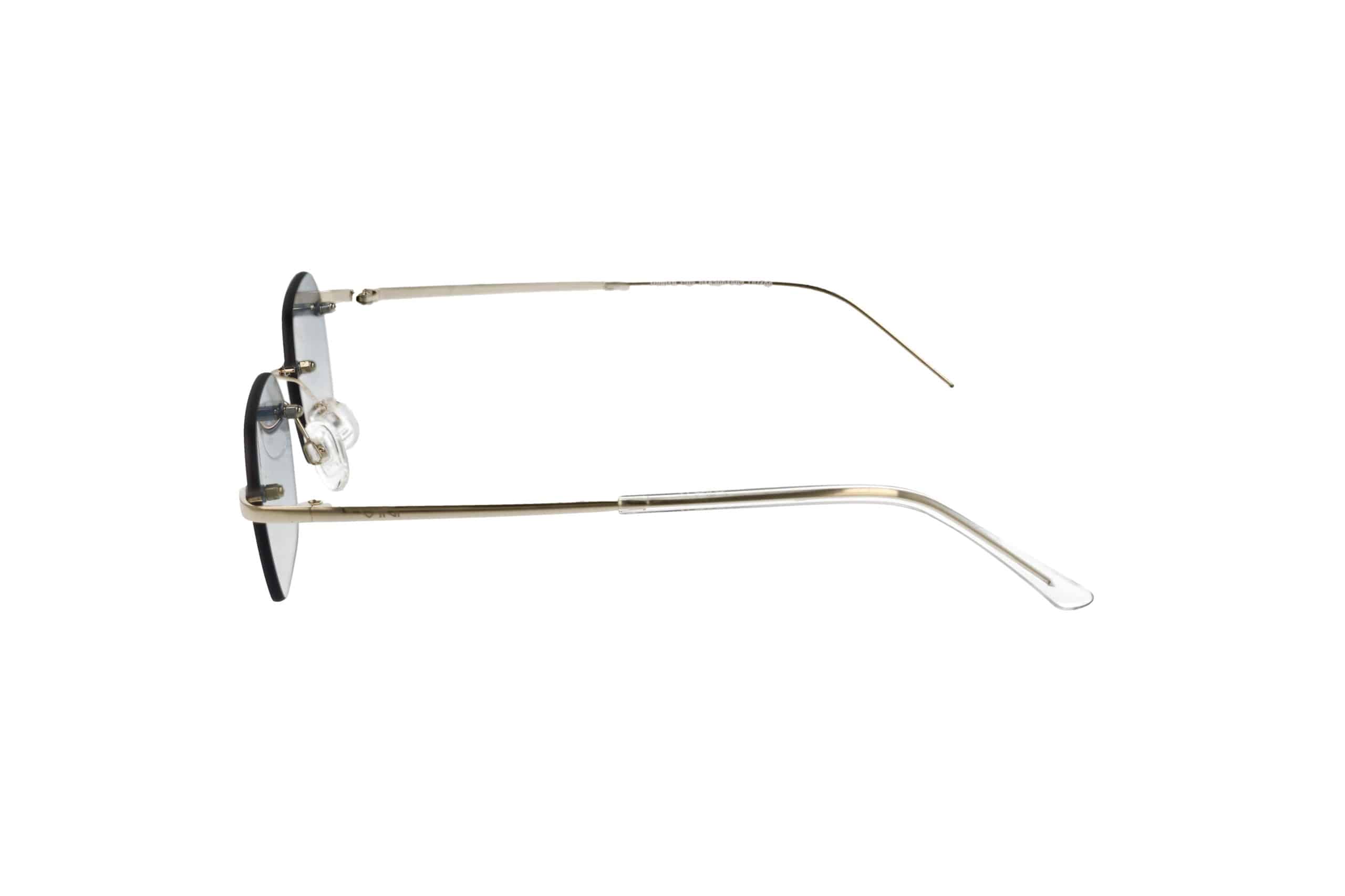 מבט צדדי של משקפי שמש ממתכת מלבניים עם מסגרת דקה, עדשות שחורות ורפידות אף שקופות על רקע לבן.
