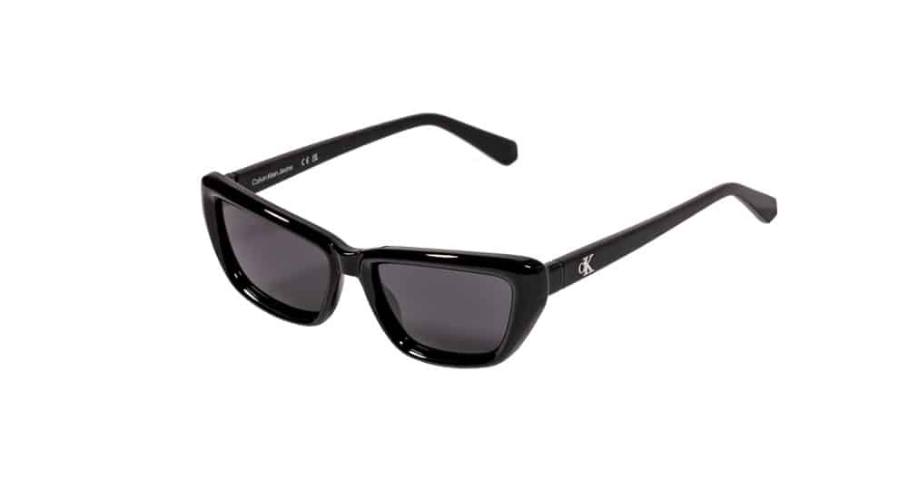 משקפי שמש - פלסטיק חתוליים (7020), מסגרת עבה, עדשות כהות ולוגו CK קטן על המוט.
