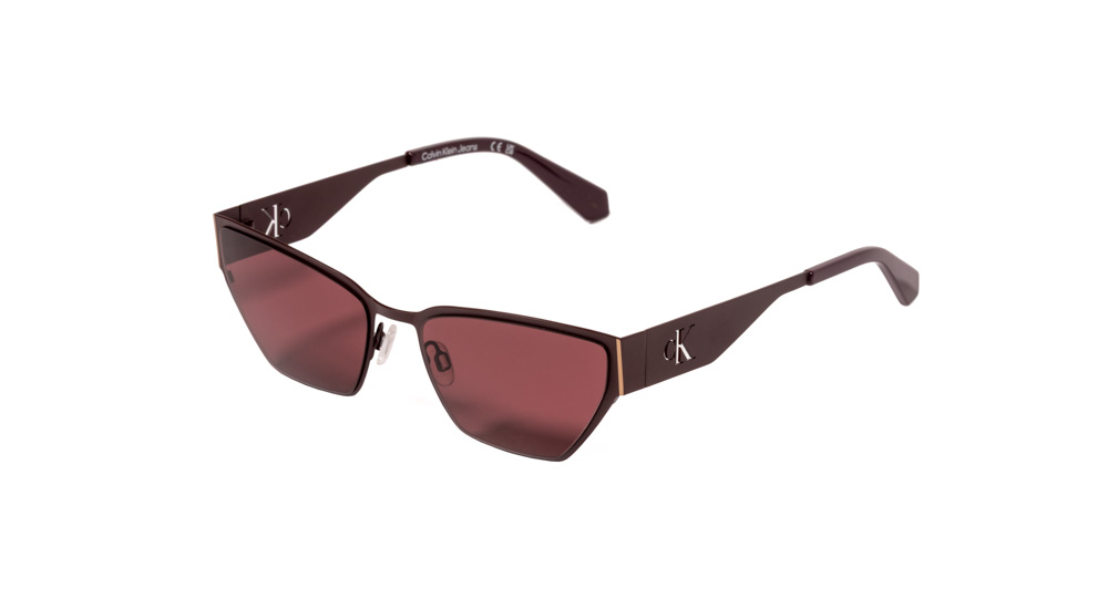 משקפי שמש - מתכת חתוליים (7047) עם עדשות אדומות וזוויתיות ולוגו ck על הידיות, מוצגים על רקע לבן.