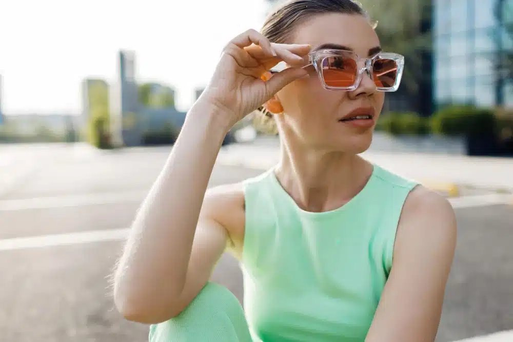 משקפי ראיה מתכהים: למי זה מתאים והאם שווה לעבור לעדשות פוטוכרומטיות?