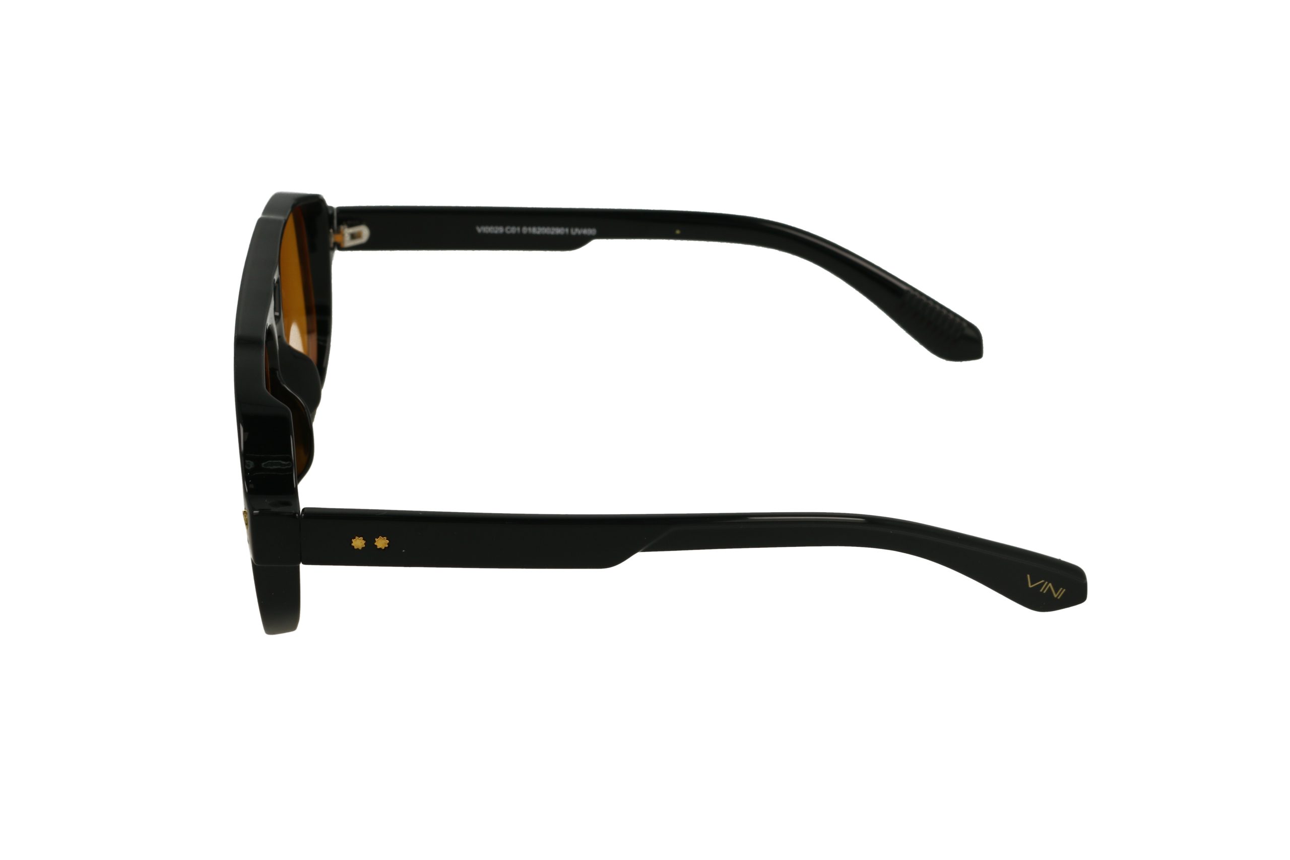 מבט צדדי על משקפי שמש מלבניים בצבע שחור עם נגיעות זהב ולוגו על הזרוע, על רקע לבן.