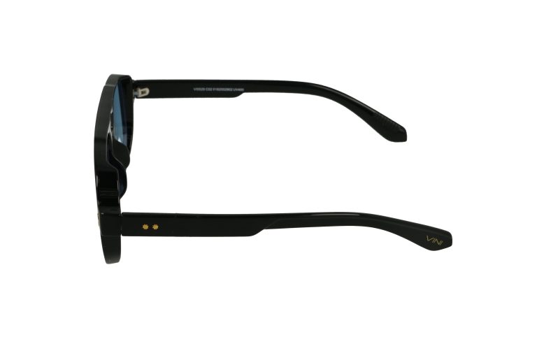 מבט צדדי על משקפי שמש שחורים עם זרועות עבות ולוגו זהב קטן על הזרוע, מבודדים על רקע לבן.