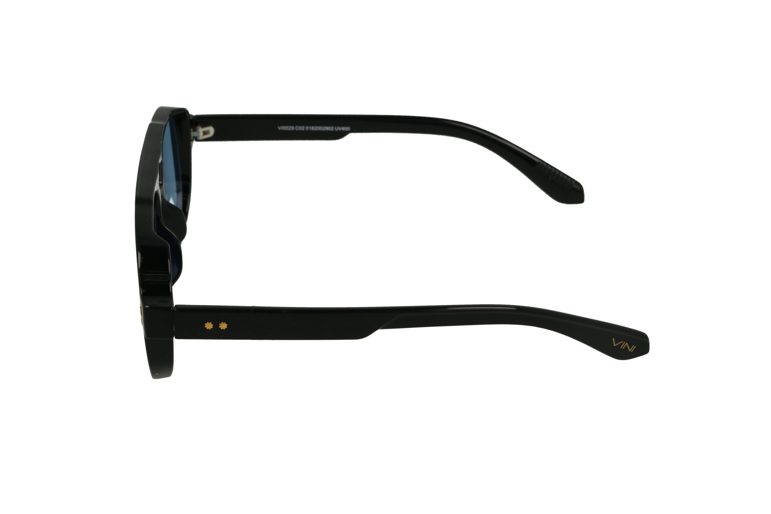 מבט צדדי על משקפי שמש שחורים עם זרועות עבות ולוגו זהב קטן על הזרוע, מבודדים על רקע לבן.