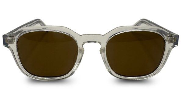 משקפי שמש עגולים עם מסגרת שקופה ועדשות חומות כהות, נראים מלפנים על רקע לבן.