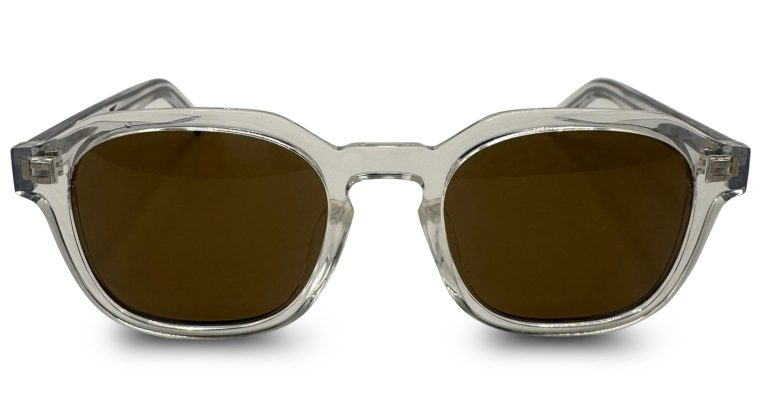 משקפי שמש עגולים עם מסגרת שקופה ועדשות חומות כהות, נראים מלפנים על רקע לבן.