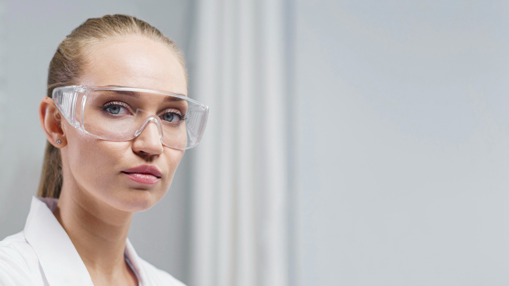 אישה מרכיבה משקפי מגן אופטיות