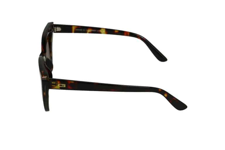 מבט צדדי על משקפיים בדוגמת צב עם מסגרת מלבנית וזרועות שחורות וחומות על רקע לבן.