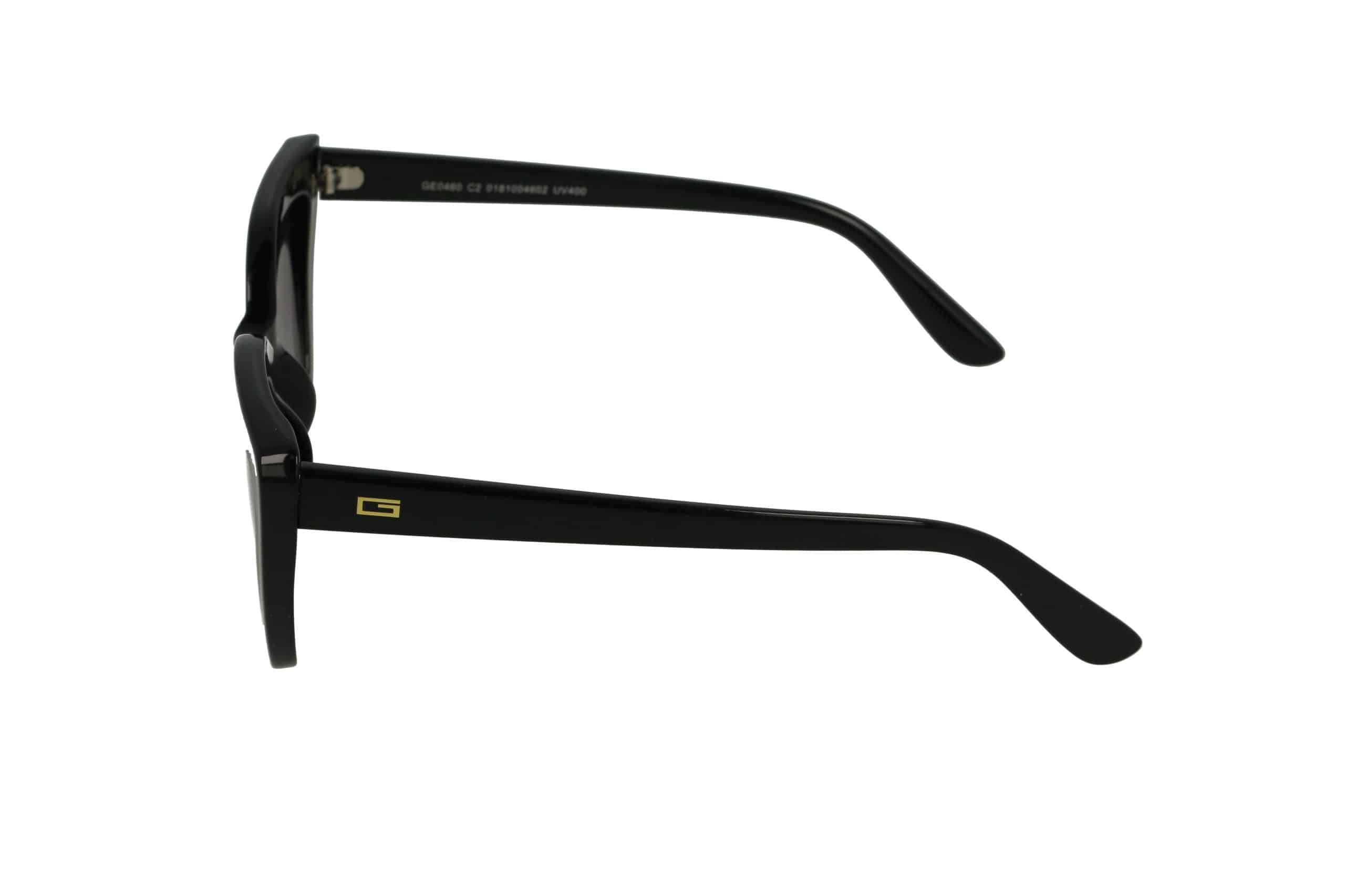 מבט צדדי על משקפי שמש שחורים עם לוגו G מוזהב על הזרוע, על רקע לבן חלק.