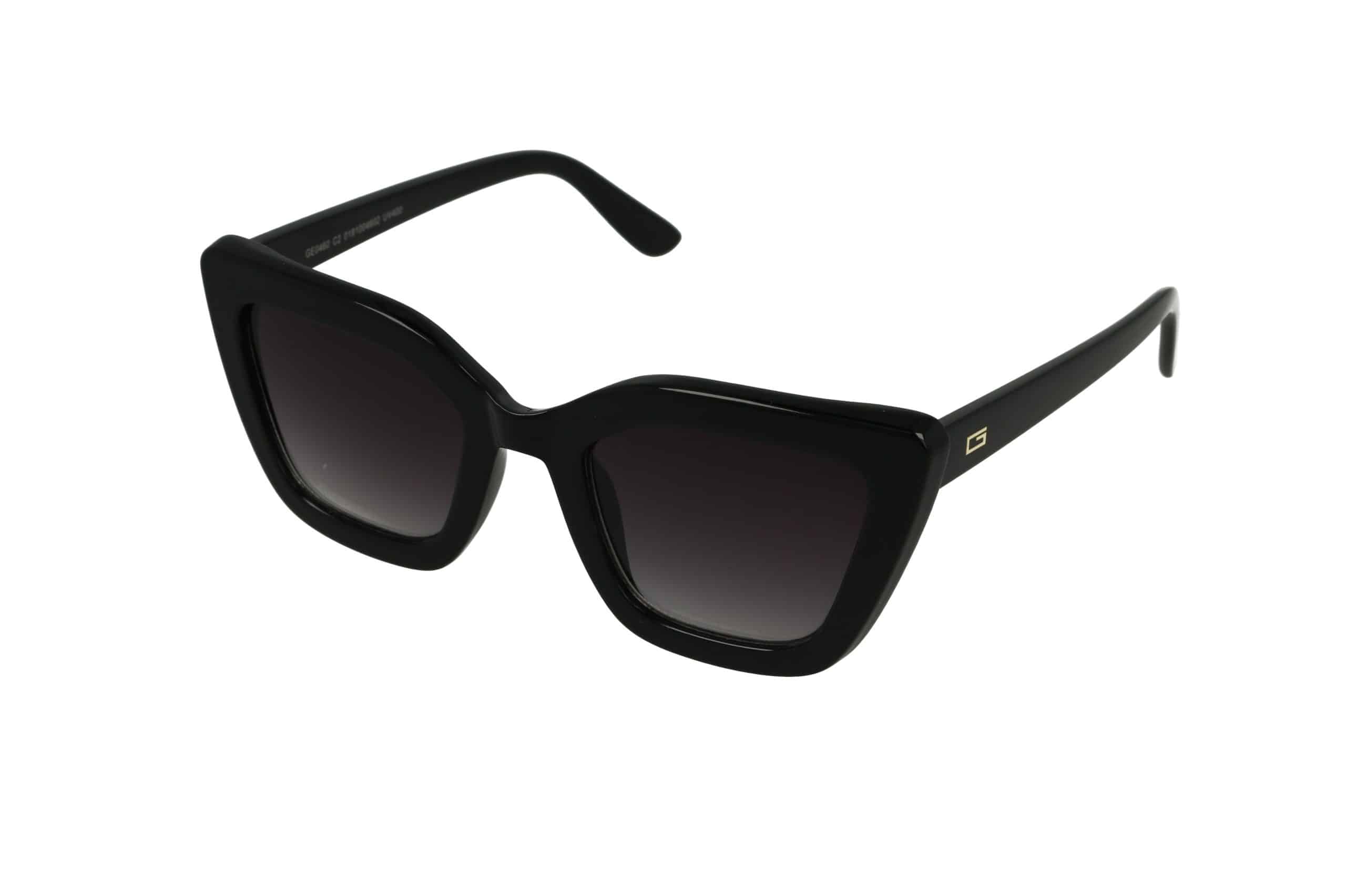 משקפי שמש שחורים בסגנון "עיני חתול" עם עדשות כהות ומסגרת עבה, המונחים בזווית קלה שמאלה על רקע לבן.