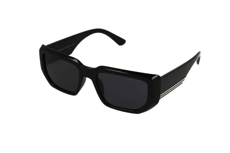 משקפי שמש מלבניים בצבע שחור עם עדשות כהות ומסגרת עבה, על רקע לבן.