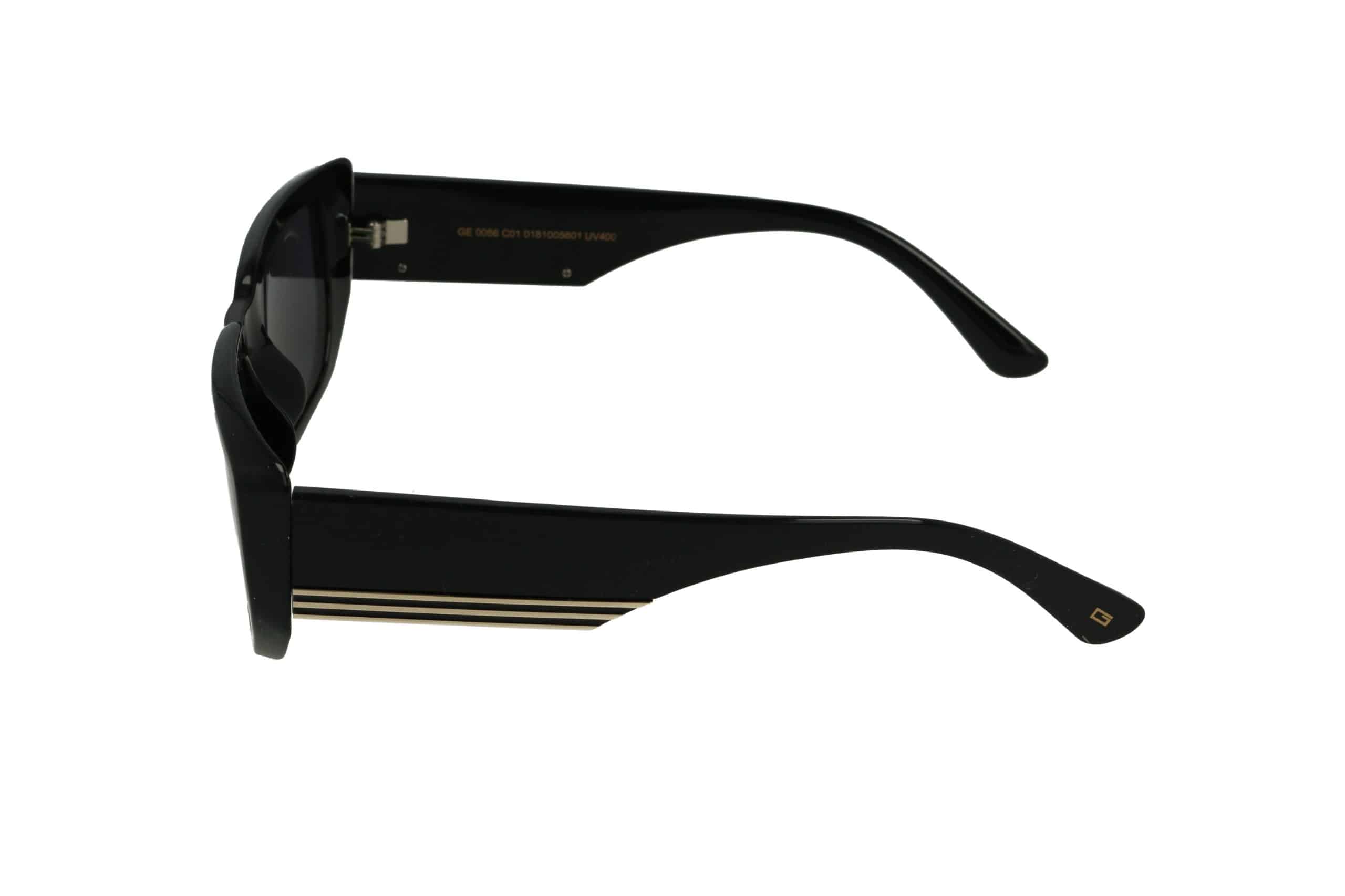 משקפי שמש שחורים עם זרועות עבות, במבט מהצד, עם נגיעות זהב על הזרועות על רקע לבן.