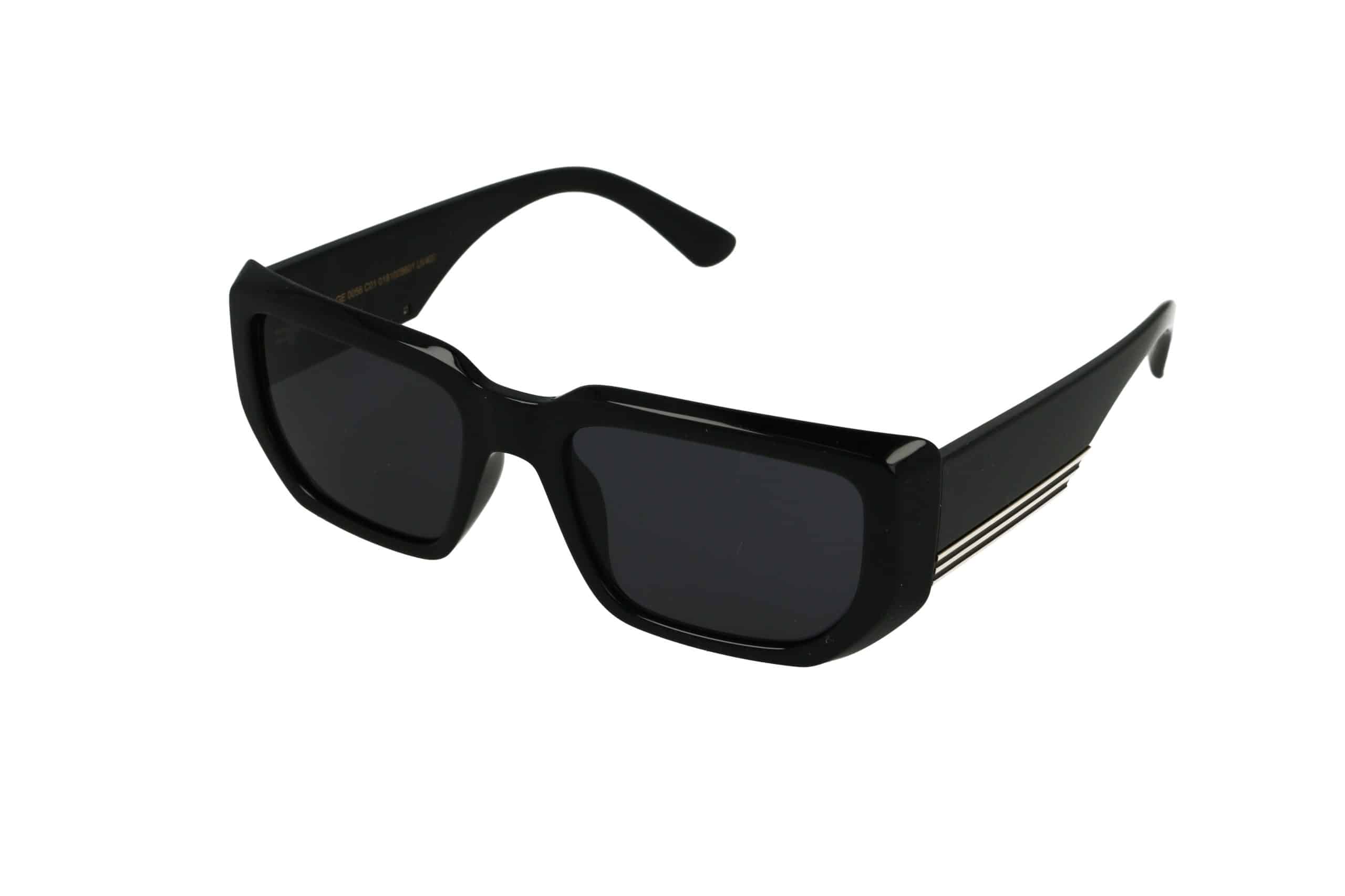 משקפי שמש מלבניים בצבע שחור עם עדשות כהות ומסגרת עבה, על רקע לבן.