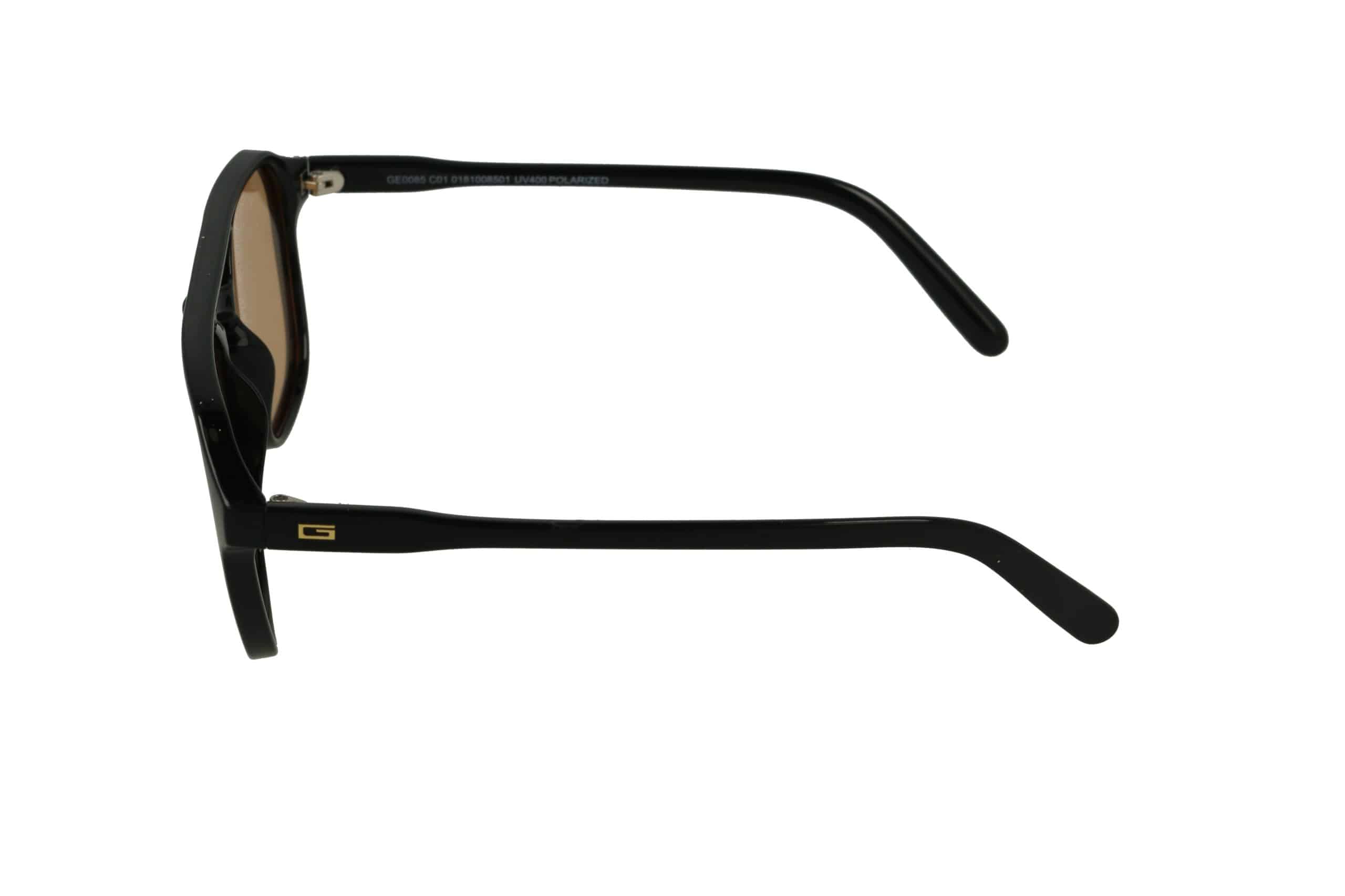 מבט צדדי על משקפי שמש שחורים עם עדשות חומות ולוגו G קטן מזהב על הזרוע, מבודדים על רקע לבן.