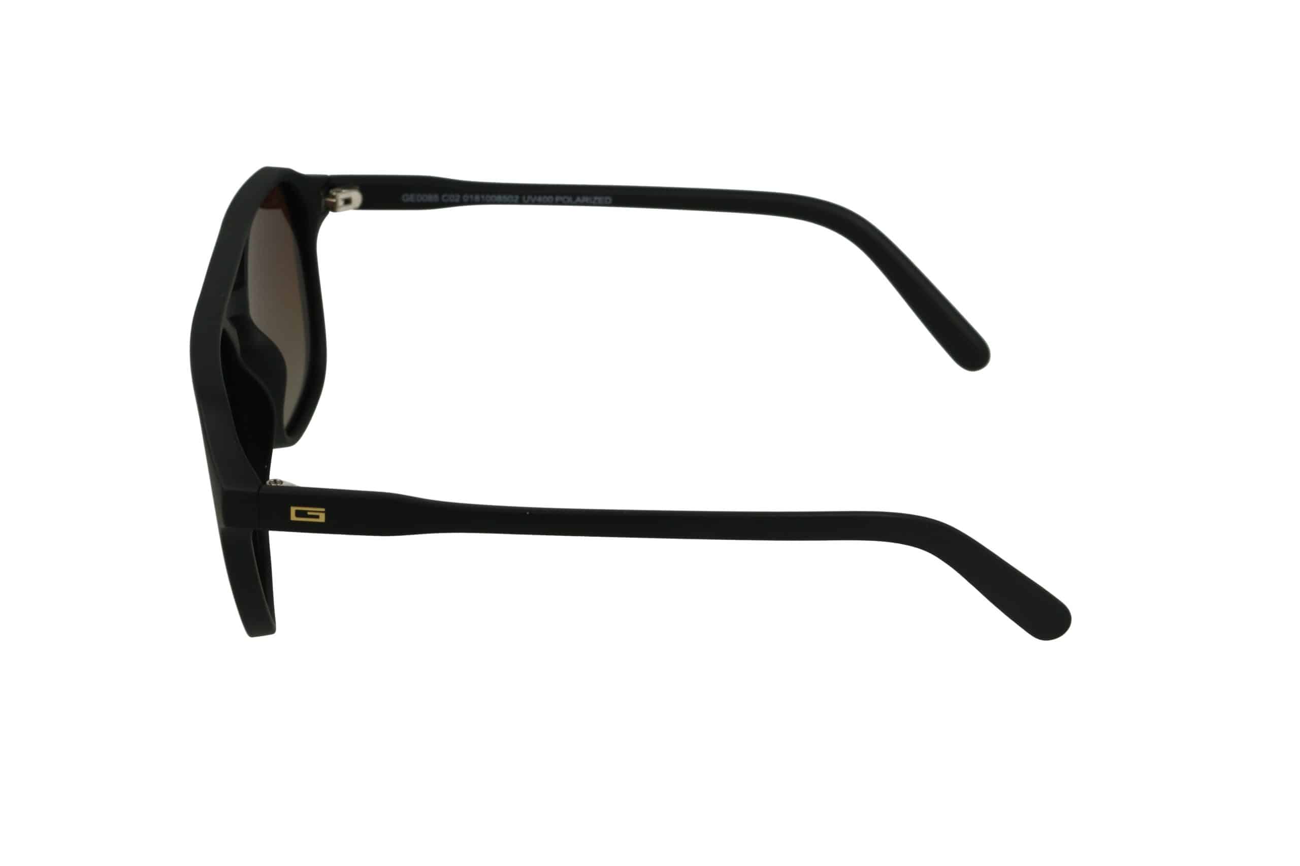 מבט צדדי על משקפי שמש מלבניים בצבע שחור עם עדשות כהות ולוגו G קטן בצבע זהב על הזרוע.