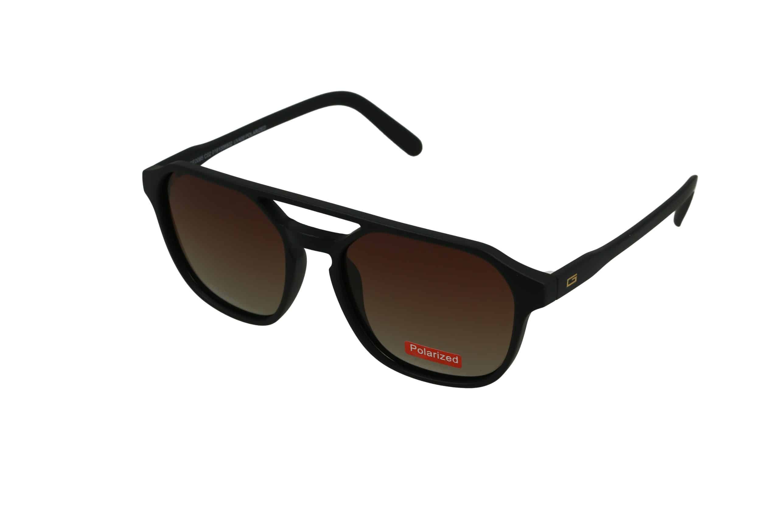 משקפי שמש עם מסגרת שחורה ועדשות חומות, ועליהן מדבקה עם הכיתוב "Polarized" על העדשה הימנית, מוצגים על רקע לבן.