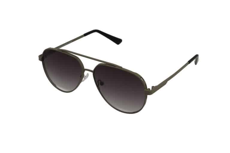 משקפי שמש בסגנון טייס עם עדשות כהות ומסגרת מתכת דקה על רקע לבן.