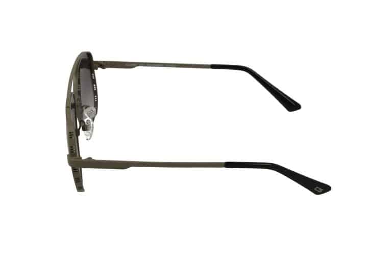 מבט צדדי על מסגרת משקפיים ממתכת בצבע בז' עם קצות פלסטיק שחורים על הזרועות, על רקע לבן.