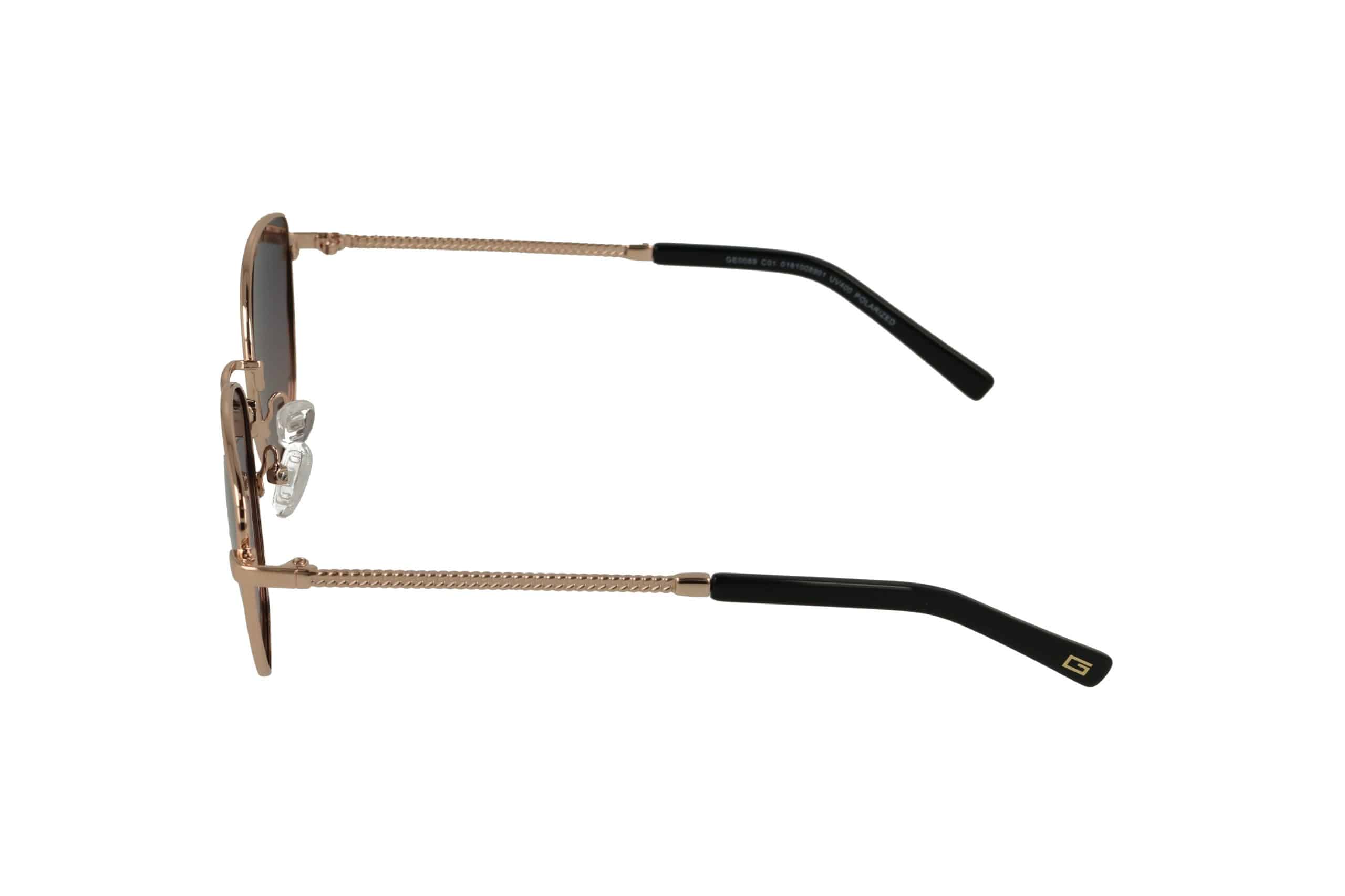 מבט צדדי על משקפי שמש ממתכת זהובה עם קצות זרועות שחורים ורפידות אף שקופות, על רקע לבן.