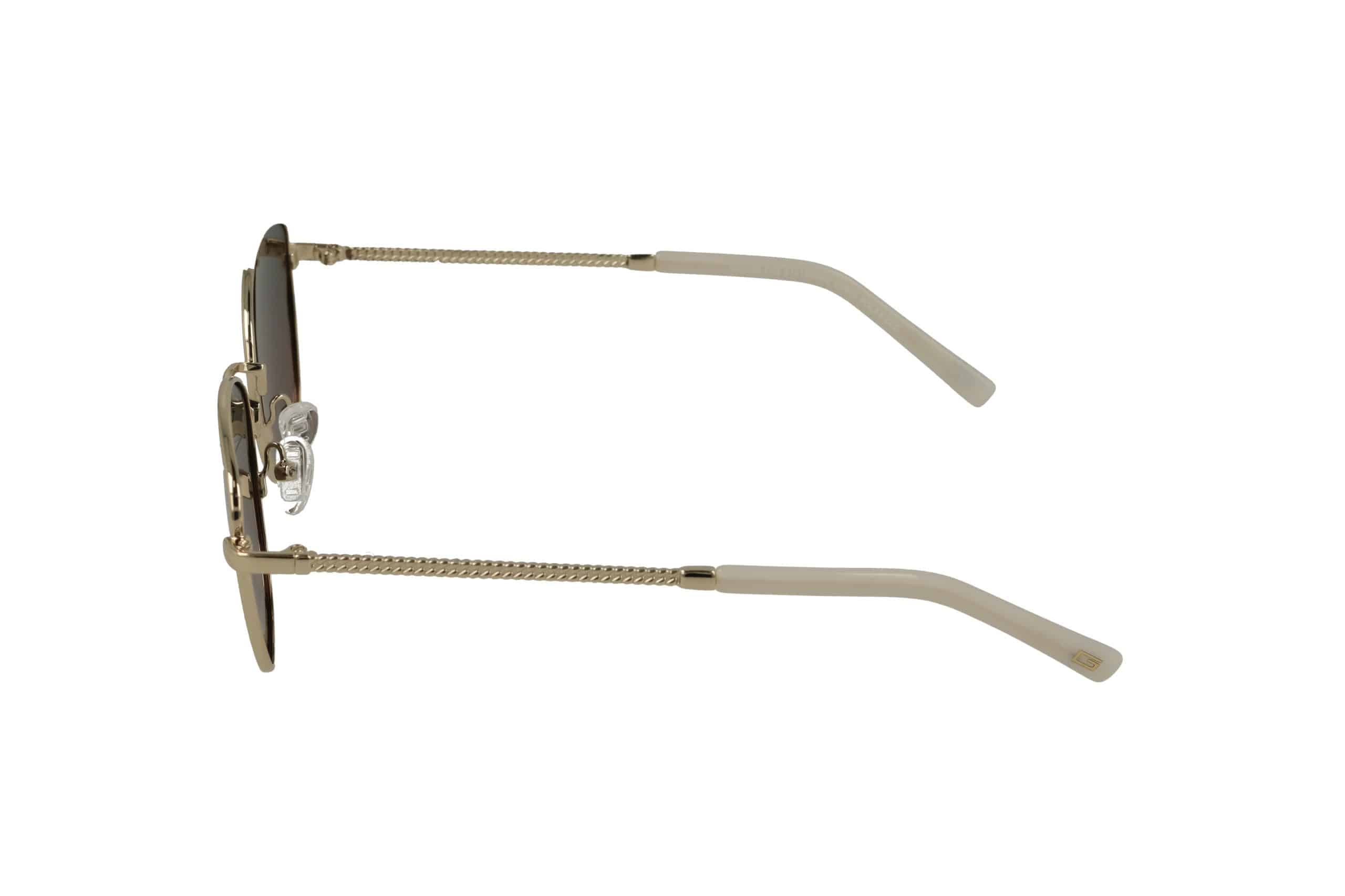מבט צדדי על משקפי שמש עם מסגרת זהב, עדשות כהות וקצות זרועות בצבע בז' על רקע לבן.