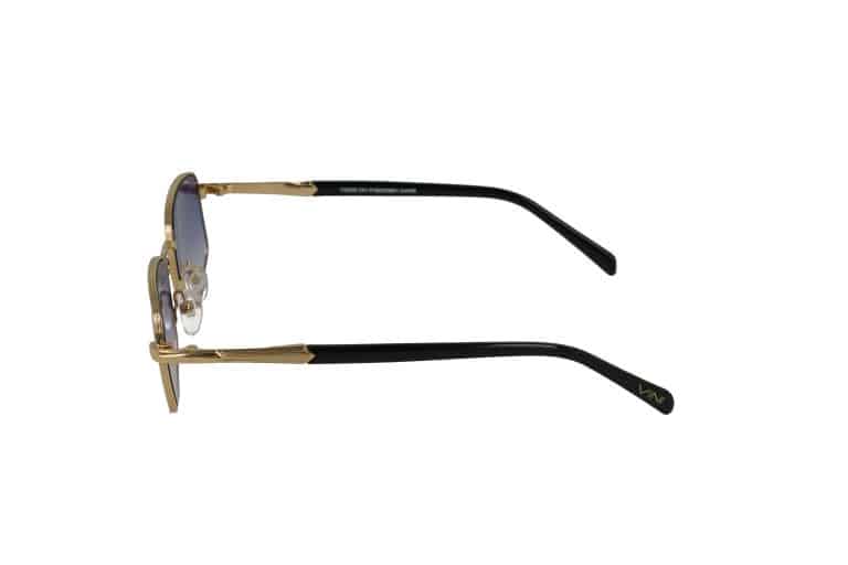 משקפי שמש בצבעי זהב ושחור במבט מהצד, המציגים את הזרועות ואת רפידות האף על רקע לבן.