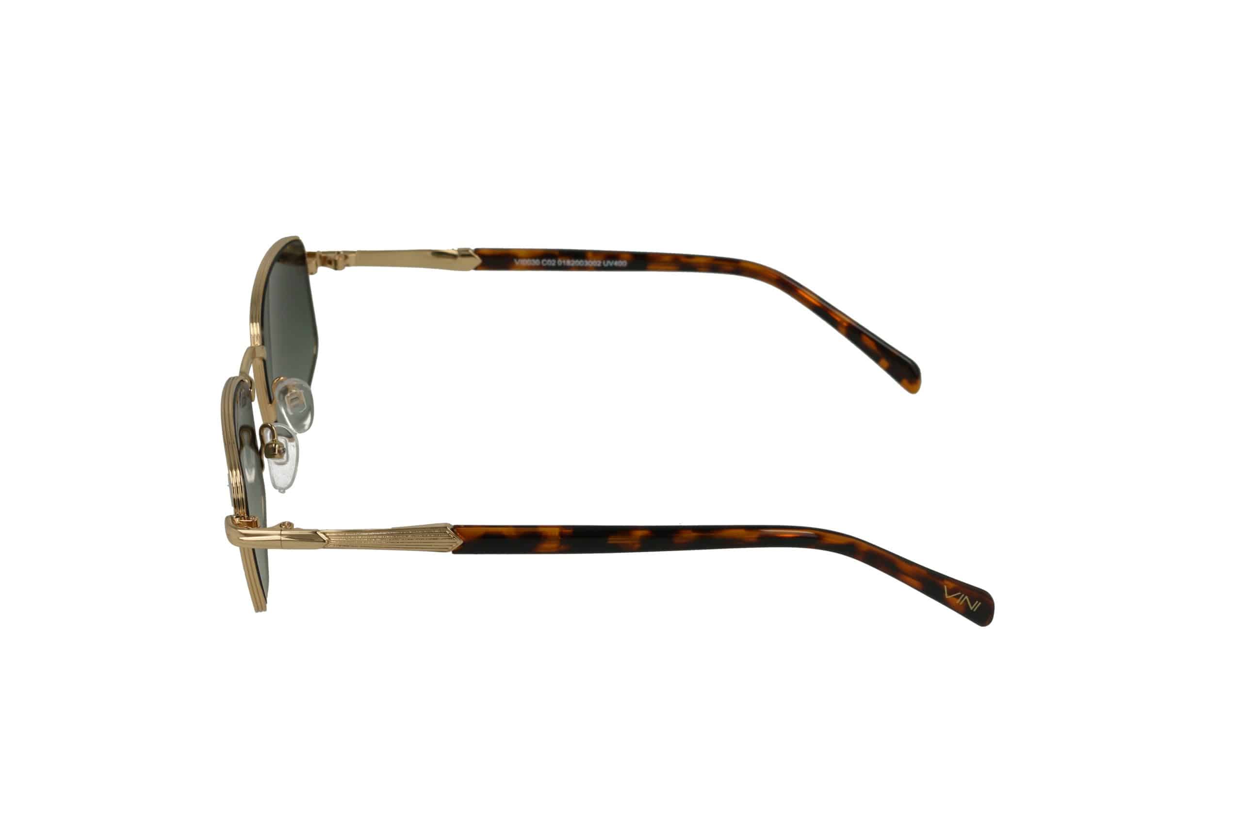 מבט צדדי על משקפי שמש עם מסגרת זהובה וזרועות בדוגמת צב על רקע לבן.