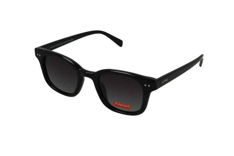 משקפי שמש מקוטבים עם מסגרת מרובעת בצבע שחור ועדשות כהות, מוצגים על רקע לבן.