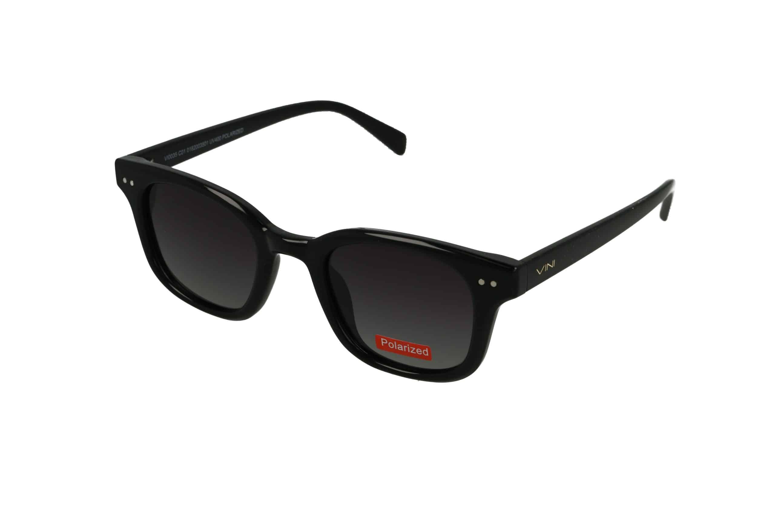 משקפי שמש מקוטבים עם מסגרת מרובעת בצבע שחור ועדשות כהות, מוצגים על רקע לבן.