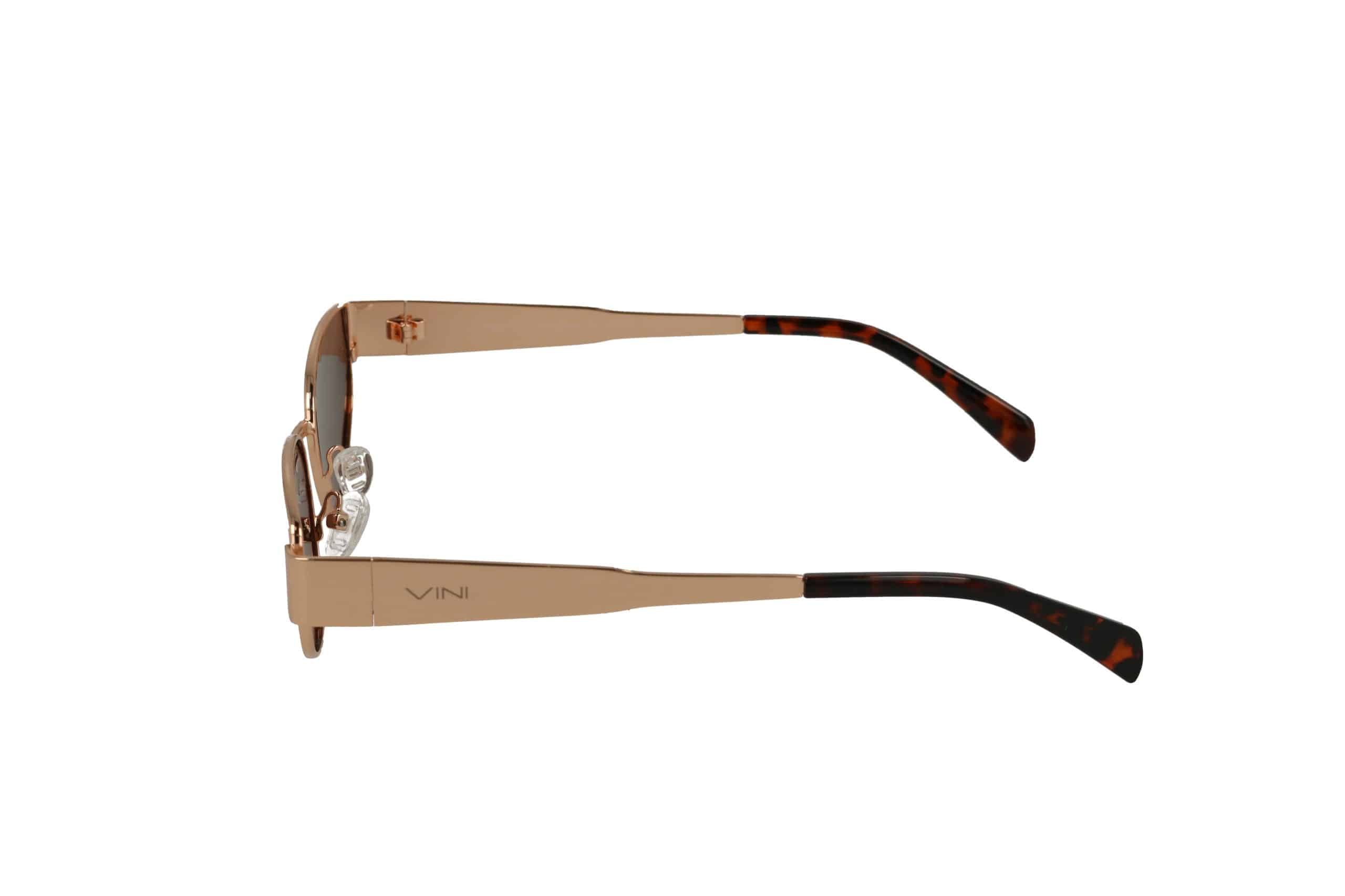 מבט צדדי על משקפי שמש מוזהבים עם קצות זרועות בצבע צב וריפודי אף שקופים על רקע לבן.