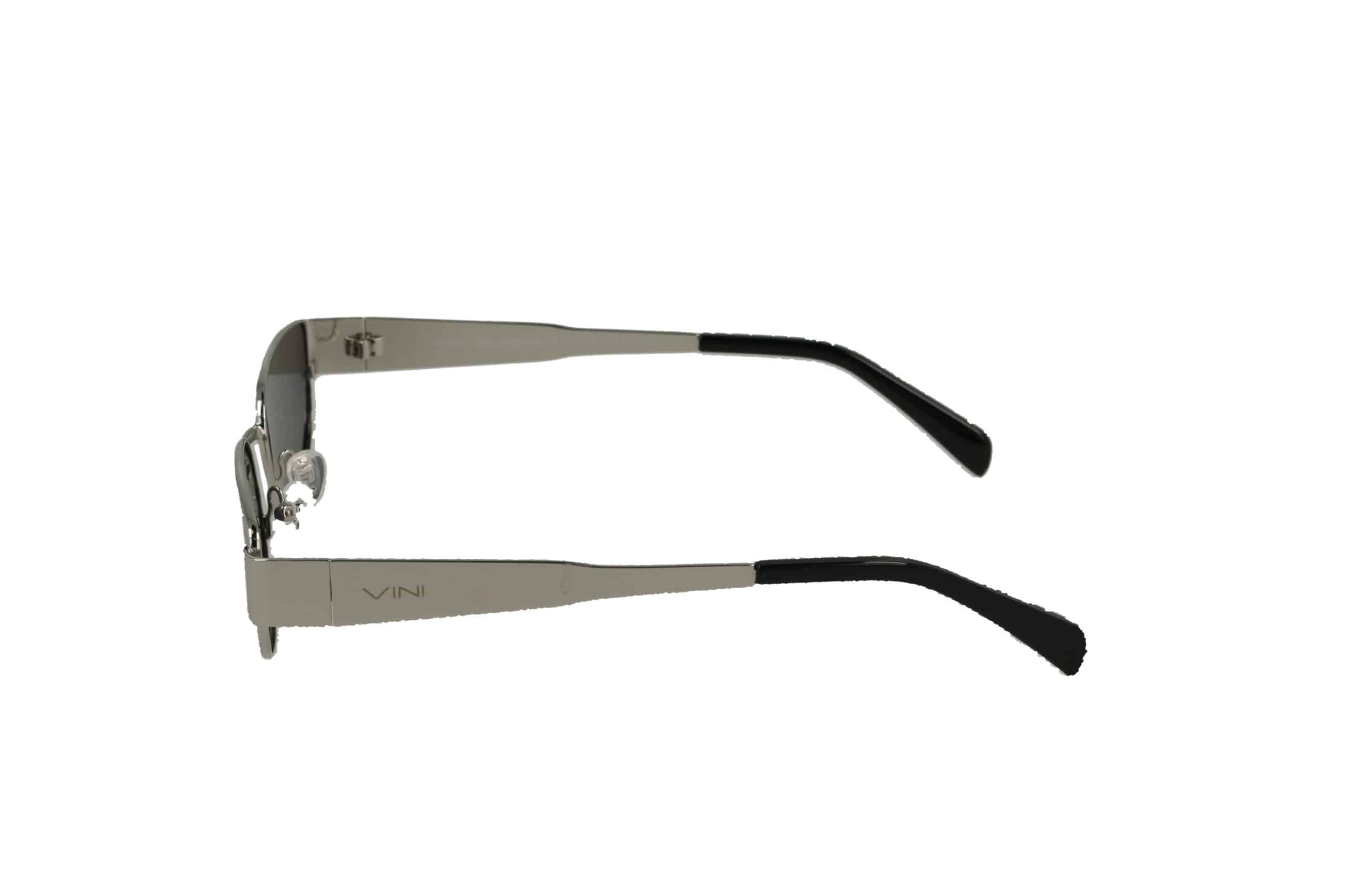 מבט צדדי על משקפי שמש עם מסגרת כסופה וקצות שחורים על הזרועות, המונחים על רקע לבן.