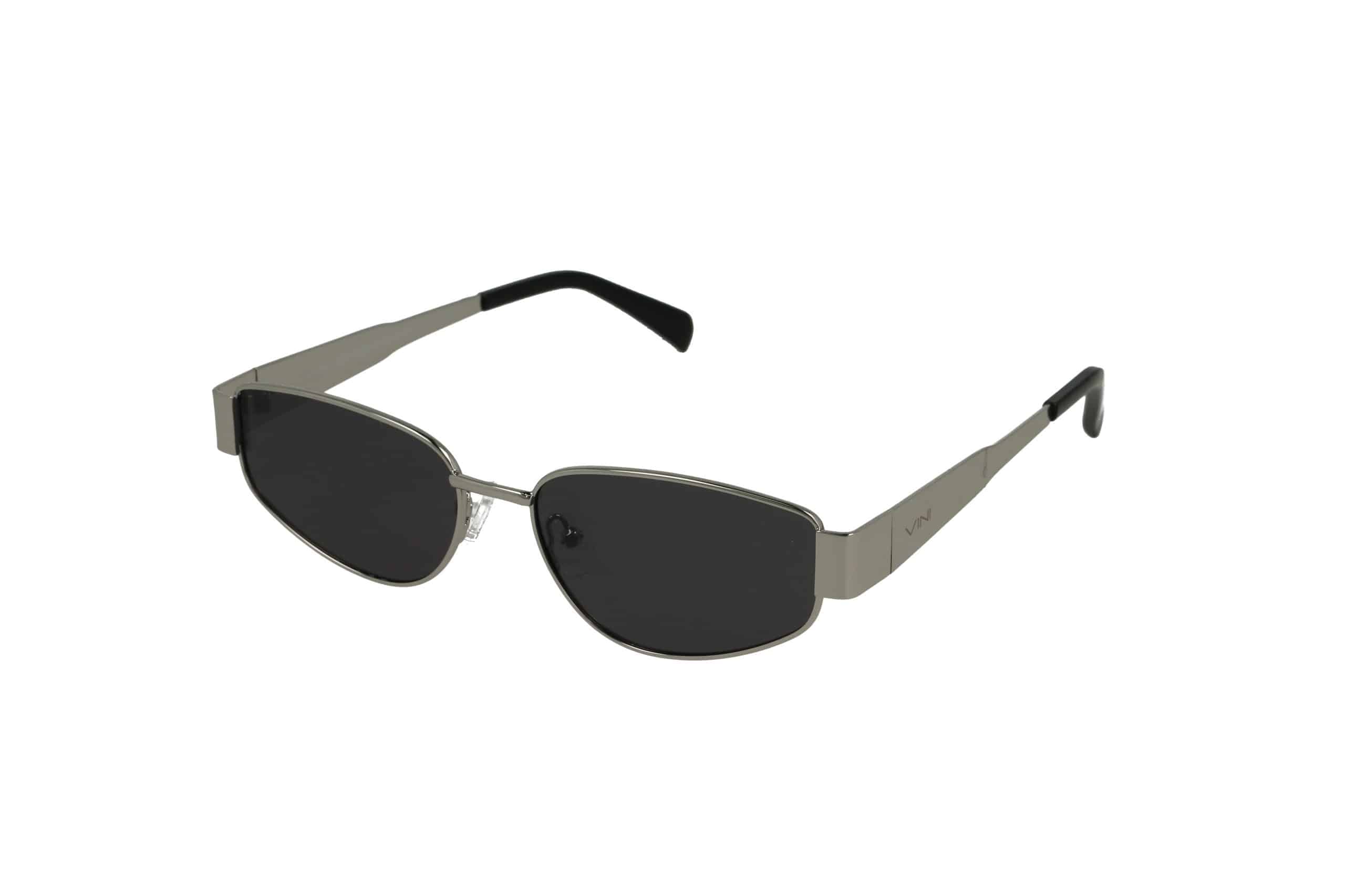 משקפי שמש מלבניים בצבע שחור עם מסגרת מתכת ועדשות כהות על רקע לבן.