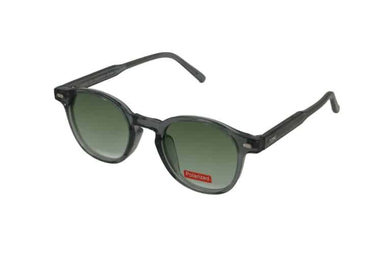 משקפי שמש עגולים בצבע שחור עם עדשות מקוטבות בצבע ירוק ומדבקה אדומה עם הכיתוב "polarized" על העדשה הימנית.
