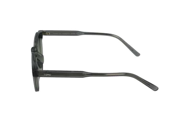 מבט צדדי על משקפי שמש אפורים ומלבניים עם זרועות שחורות על רקע לבן.