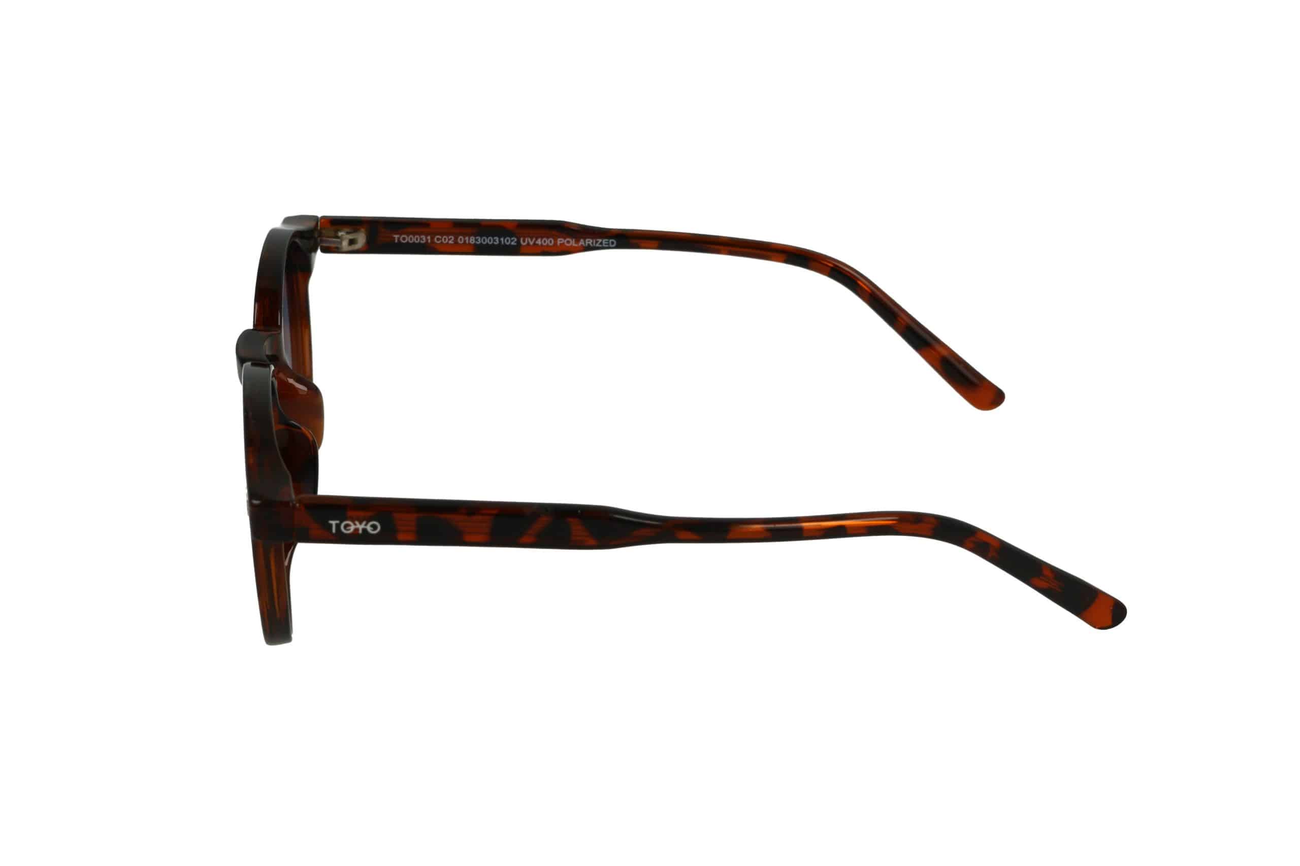 מבט צדדי על מסגרת משקפיים בצבע חום בדוגמת צב, עם שם המותג TOYO על הזרוע.
