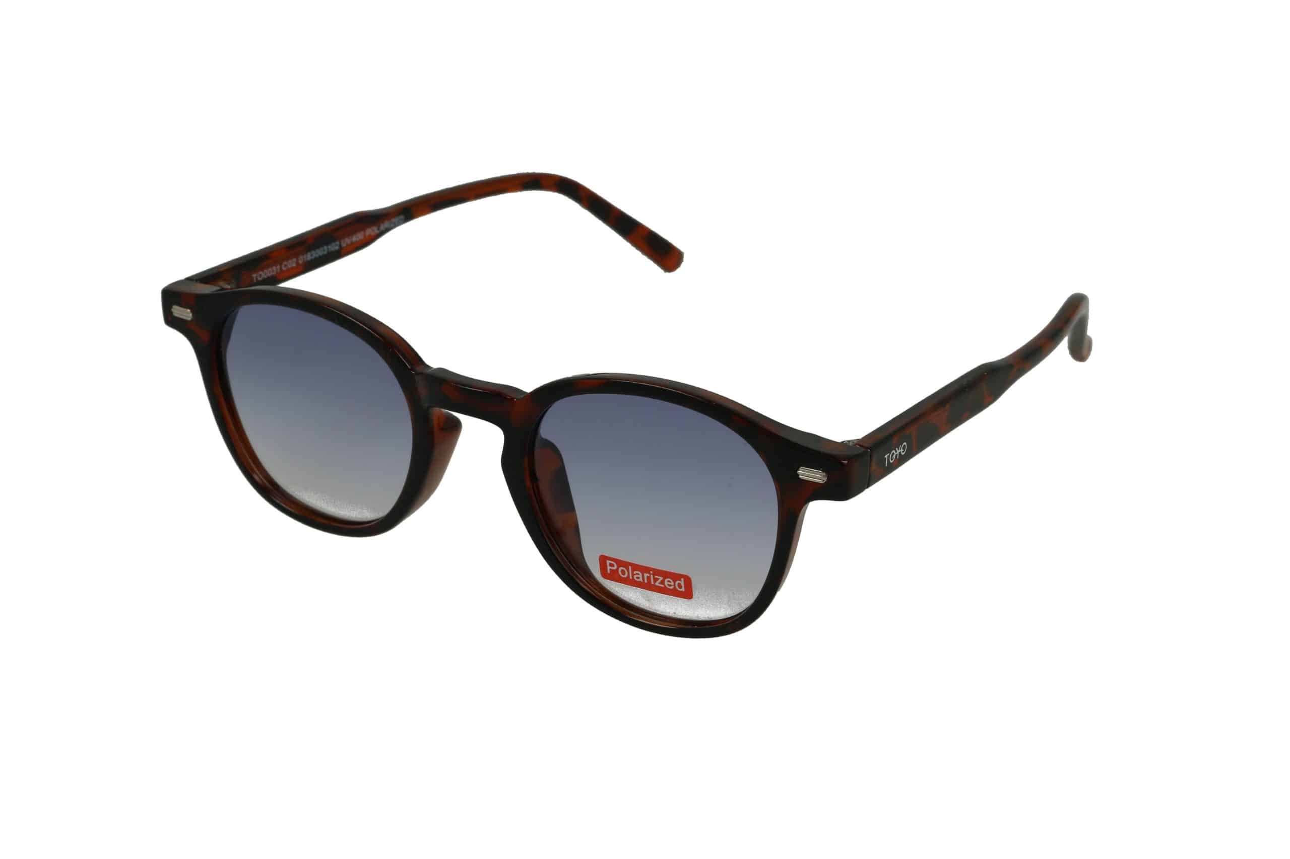 משקפי שמש עגולים בצבע צב, עם עדשות בגוון כהה מדורג ומדבקת "Polarized" אדומה על אחת העדשות, על רקע לבן.