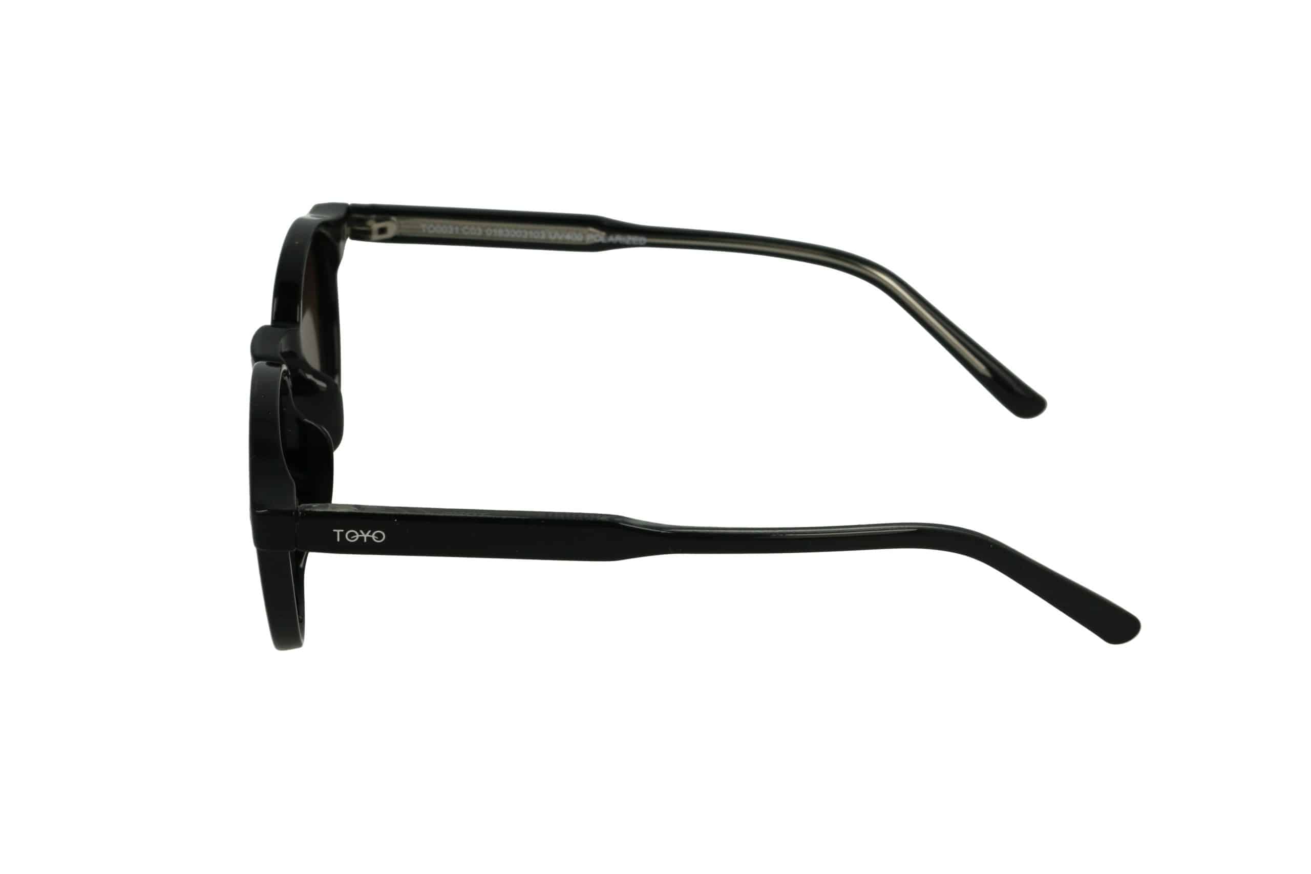 מבט צדדי על מסגרת משקפיים מלבנית בצבע שחור עם לוגו TOYO על הזרוע, מבודדת על רקע לבן.