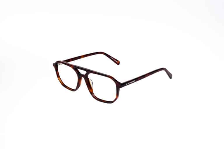 משקפיים בצבע חום-שבלולי עם מסגרת מלבנית, מוצגים על רקע לבן.