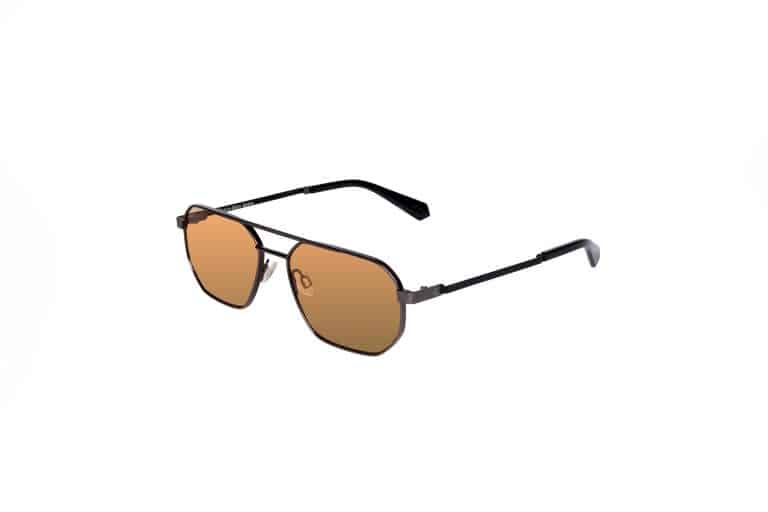 משקפי שמש שחורים בסגנון טייס עם עדשות בגוון חום על רקע לבן.