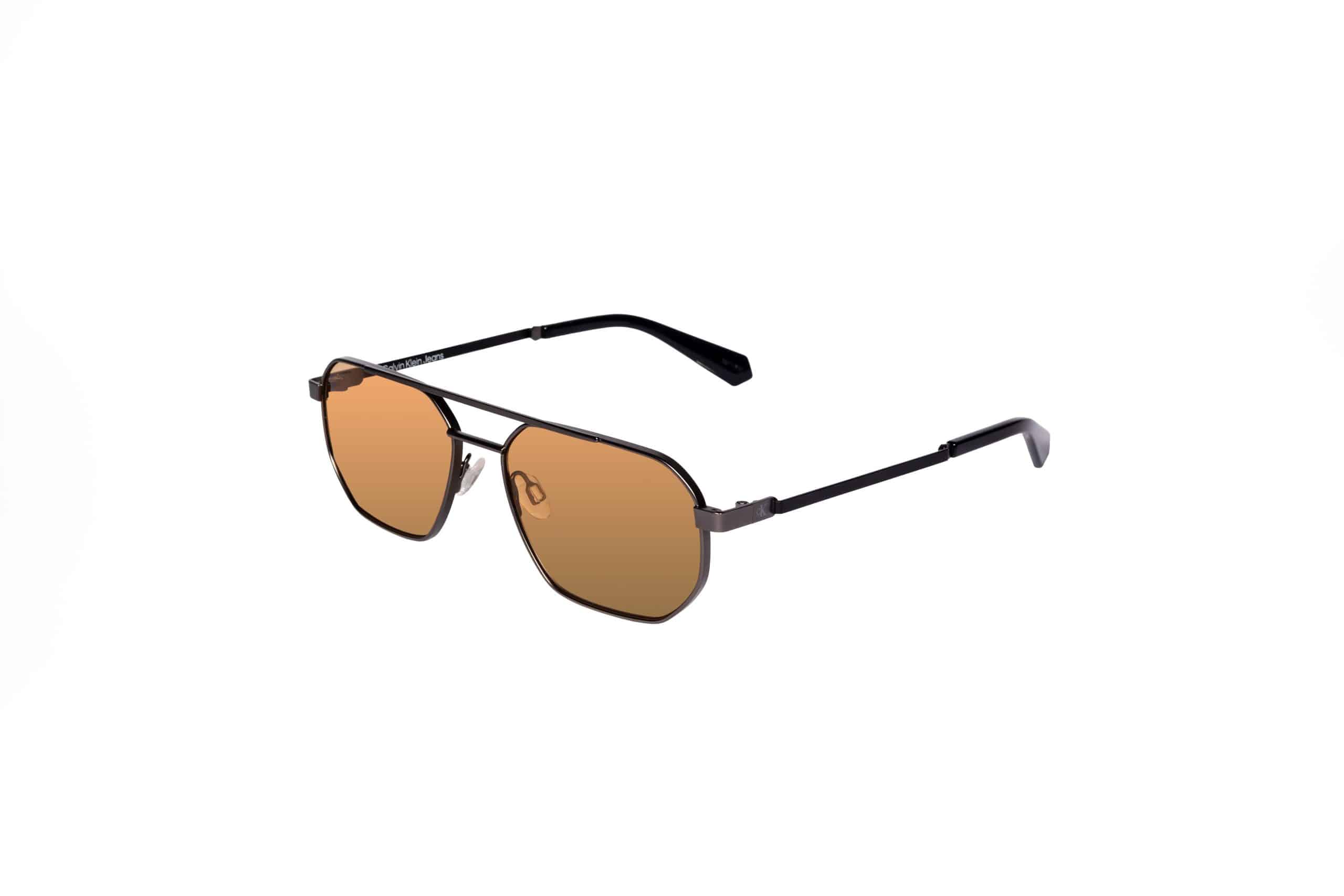 משקפי שמש שחורים בסגנון טייס עם עדשות בגוון חום על רקע לבן.