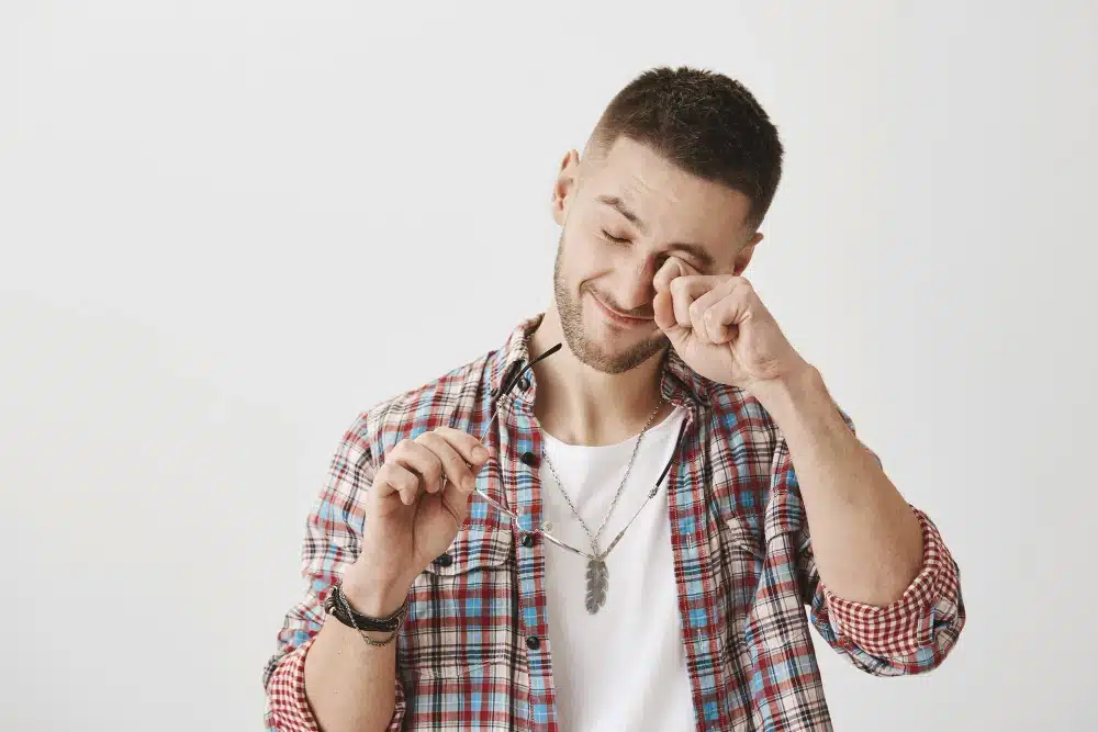 גבר עם יובש בעיניים את עינו